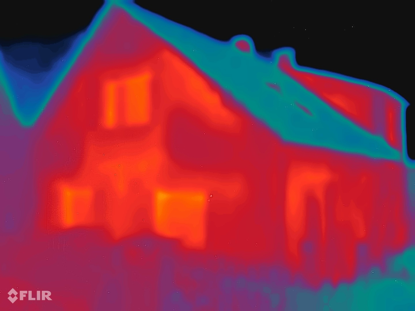 FLIR-warmtebeeld van de gevel vóór de coating: muuroppervlak overal rood tot oranje
